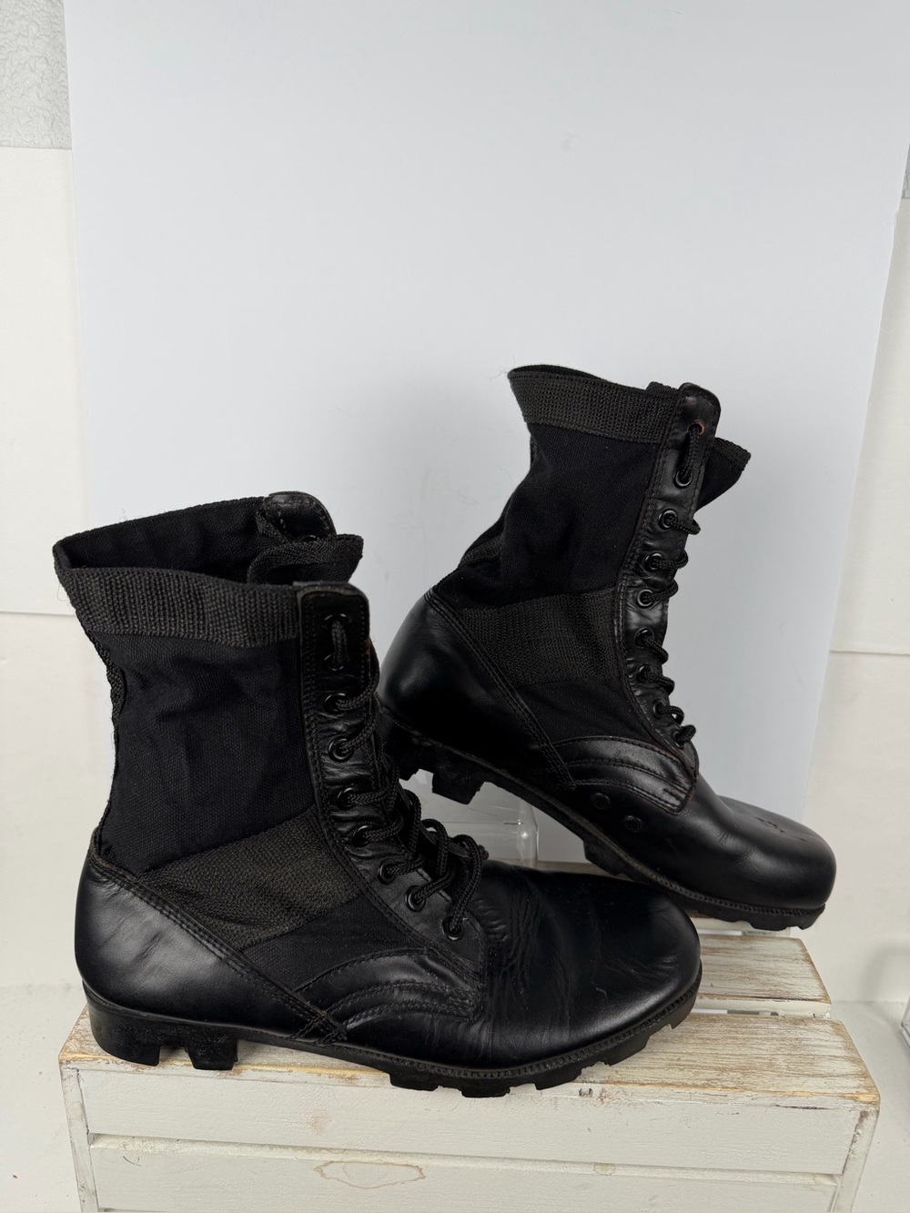 Black military jungle boots made of leather and nylon size 9M